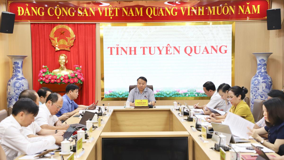 Chủ tịch UBND tỉnh Phan Huy Ngọc chủ trì buổi làm việc với lãnh đạo các sở, ngành.
