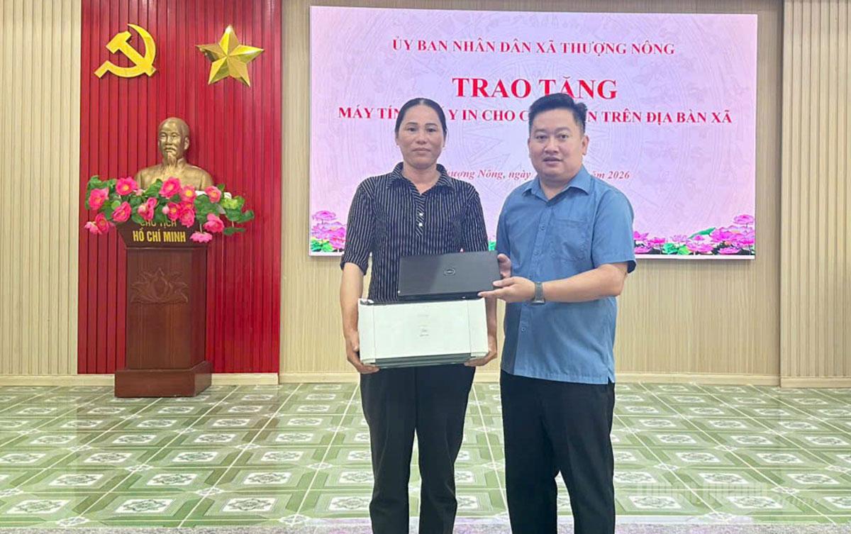 Đồng chí Nguyễn Anh Dũng, Phó Bí thư Đảng ủy, Chủ tịch UBND xã trao máy tính và máy in cho các thôn trên địa bàn xã.