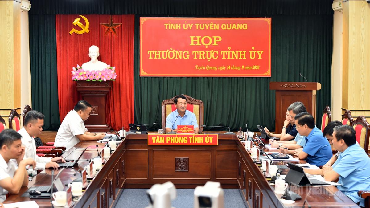 Đồng chí Bí thư Tỉnh ủy Hầu A Lềnh chủ trì phiên họp.