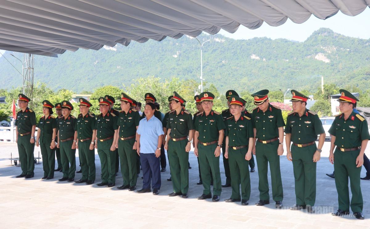 Đoàn công tác của Ban Chỉ đạo quốc gia về tìm kiếm, quy tập và xác định danh tính hài cốt liệt sĩ và lãnh đạo Quân khu 2, lãnh đạo tỉnh dâng hương tại Nghĩa trang Liệt sĩ Quốc gia Vị Xuyên.