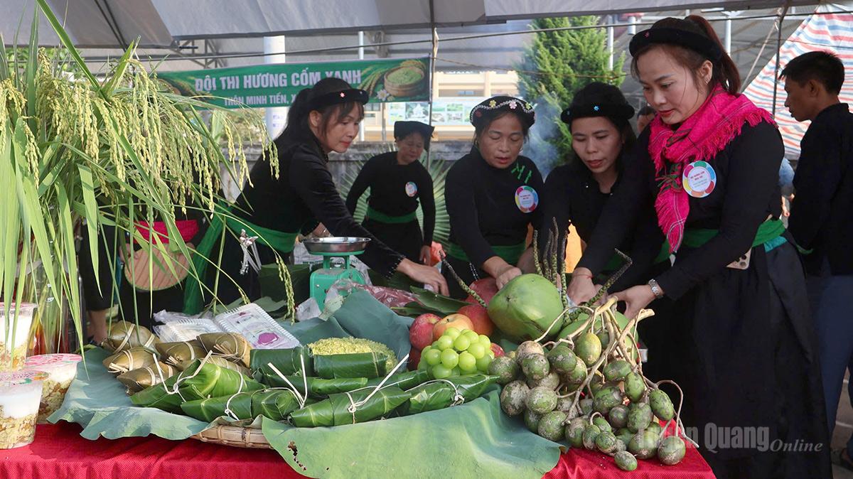 Phần thi trang trí mâm cốm.