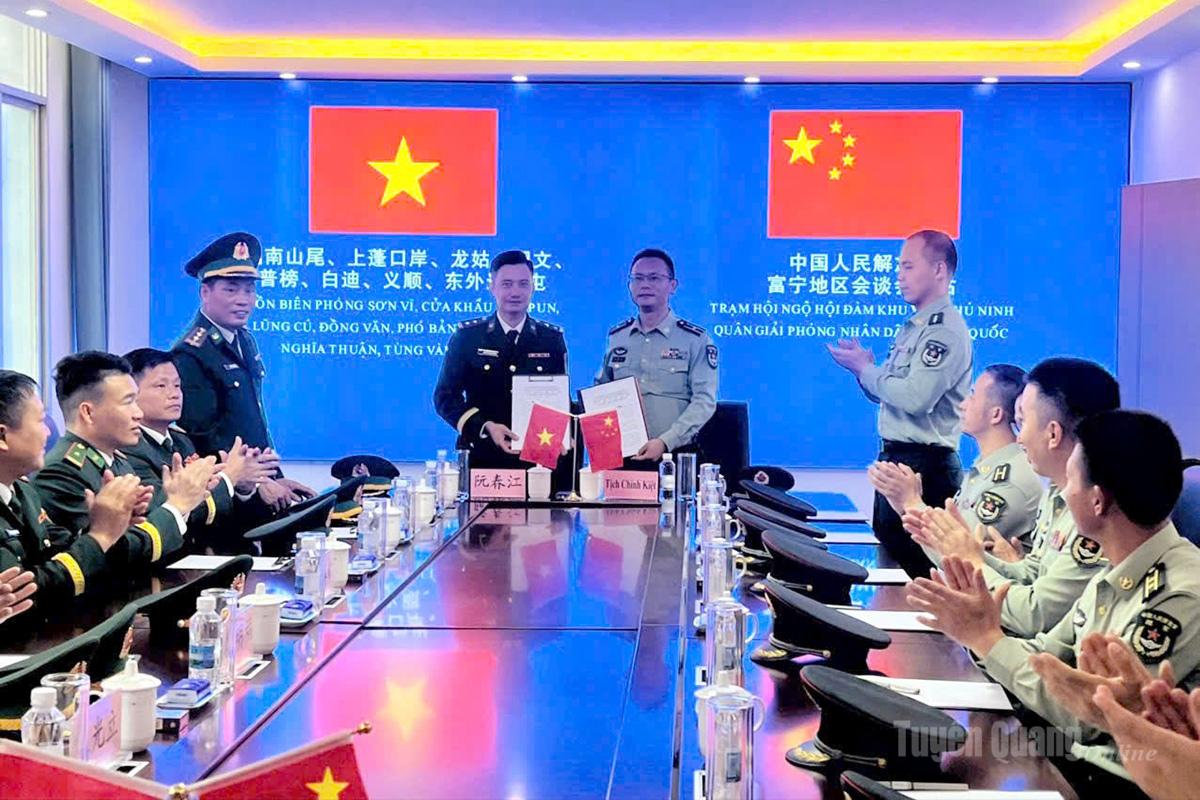 Trung tá Nguyễn Xuân Giang, Đồn trưởng Đồn Biên phòng Cửa khẩu Săm Pun, ký kết các nội dung phối hợp, tăng cường quản lý, bảo vệ biên giới Việt Nam - Trung Quốc.