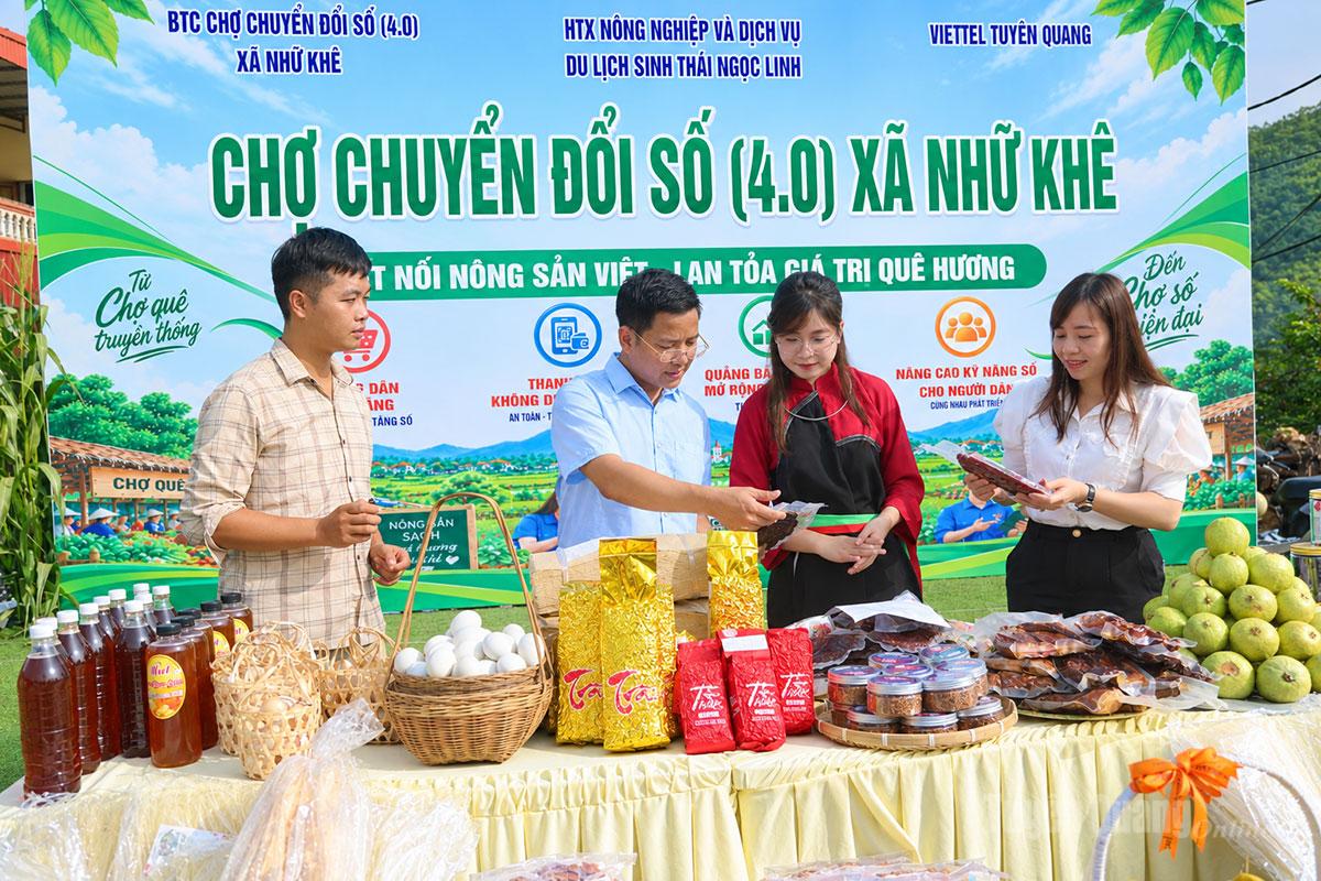 Lãnh đạo xã Nhữ Khê trực tiếp tham gia livestream, giới thiệu, quảng bá sản phẩm đặc trưng của địa phương trên chợ số.