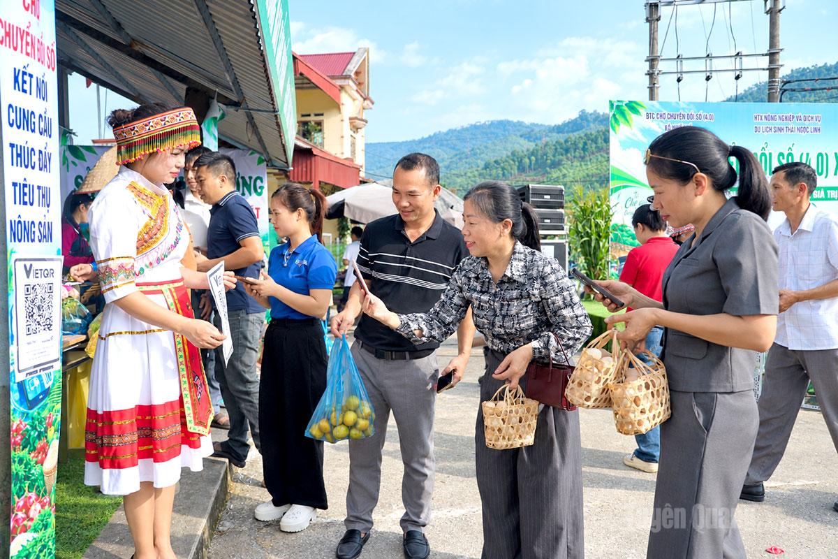 Người dân từng bước thích ứng với phương thức thanh toán không dùng tiền mặt qua mã QR tại Chợ chuyển đổi số (4.0).