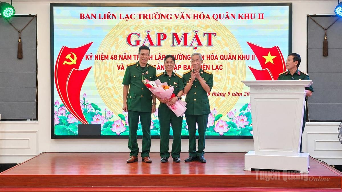 Ban liên lạc Trường Sỹ quan lục quân và Ban liên lạc Trường Quân sự Quân khu II tặng hoa và quà cho Ban liên lạc Trường Văn hóa Quân khu II.
