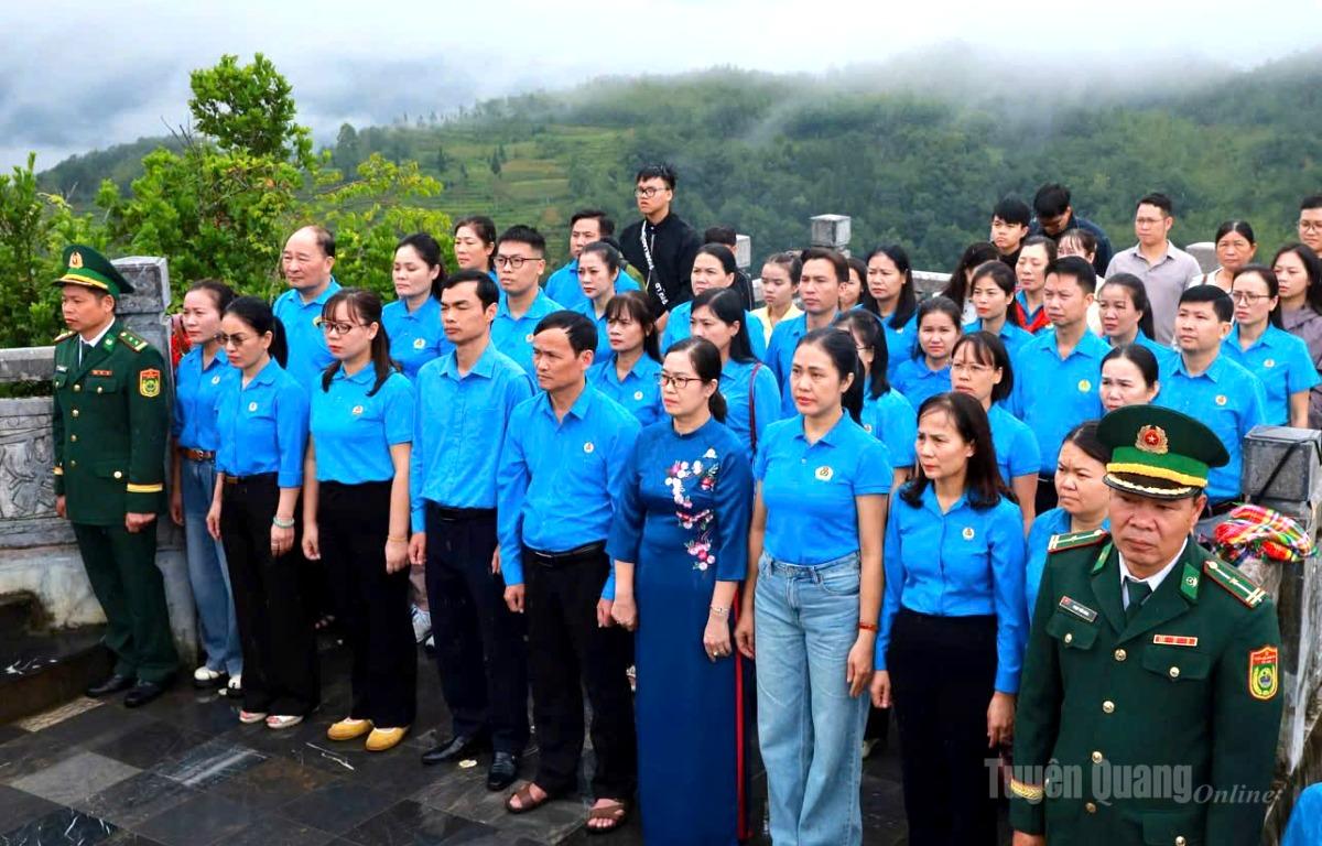 Các đại biểu và cán bộ công đoàn trang nghiêm thực hiện nghi lễ chào cờ tại Cột cờ quốc gia Lũng Cú.