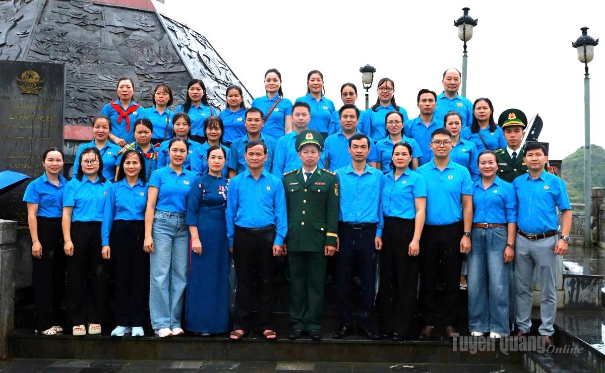Đoàn công tác Liên đoàn Lao động tỉnh và cán bộ, chiến sĩ Đồn Biên phòng Lũng Cú chụp ảnh lưu niệm tại chân Cột cờ Quốc gia Lũng Cú.