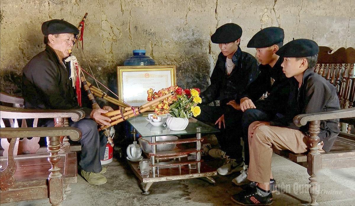Nghệ nhân Ưu tú Vàng Chá Thào hướng dẫn học sinh thổi khèn Mông.