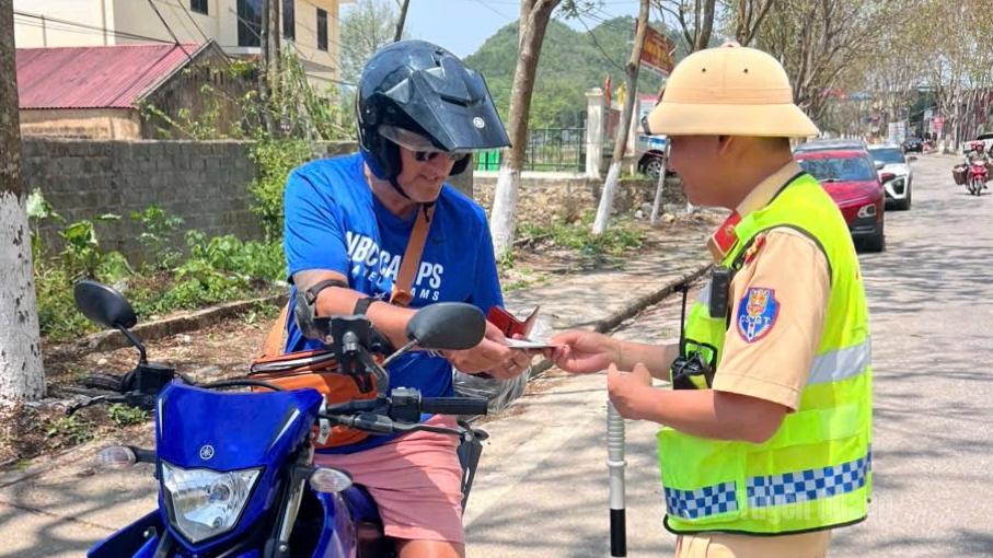 Lực lượng Cảnh sát giao thông kiểm tra giấy tờ, hướng dẫn các quy định an toàn giao thông cho du khách khi lưu thông trên địa bàn.