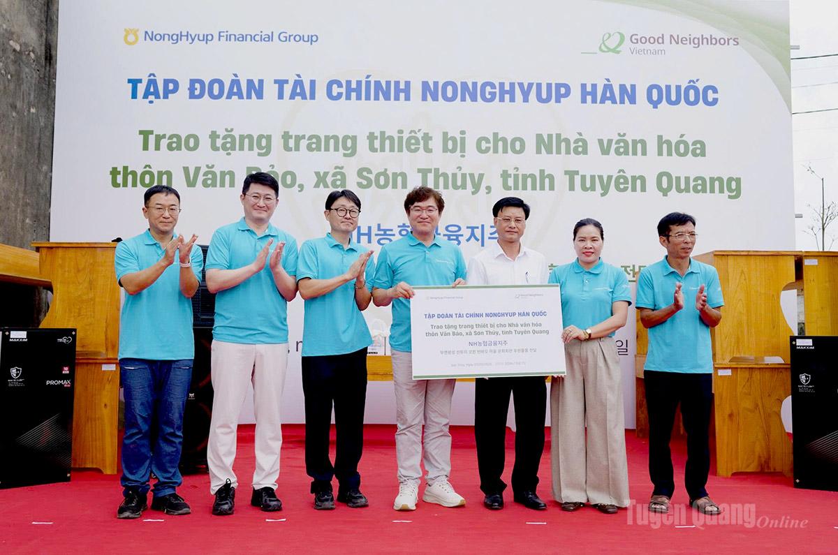 Đại diện Tổ chức GNI và Tập đoàn Tài chính NongHyup trao biển tượng trưng các trang thiết bị cho nhà văn hóa thôn Văn Bảo.