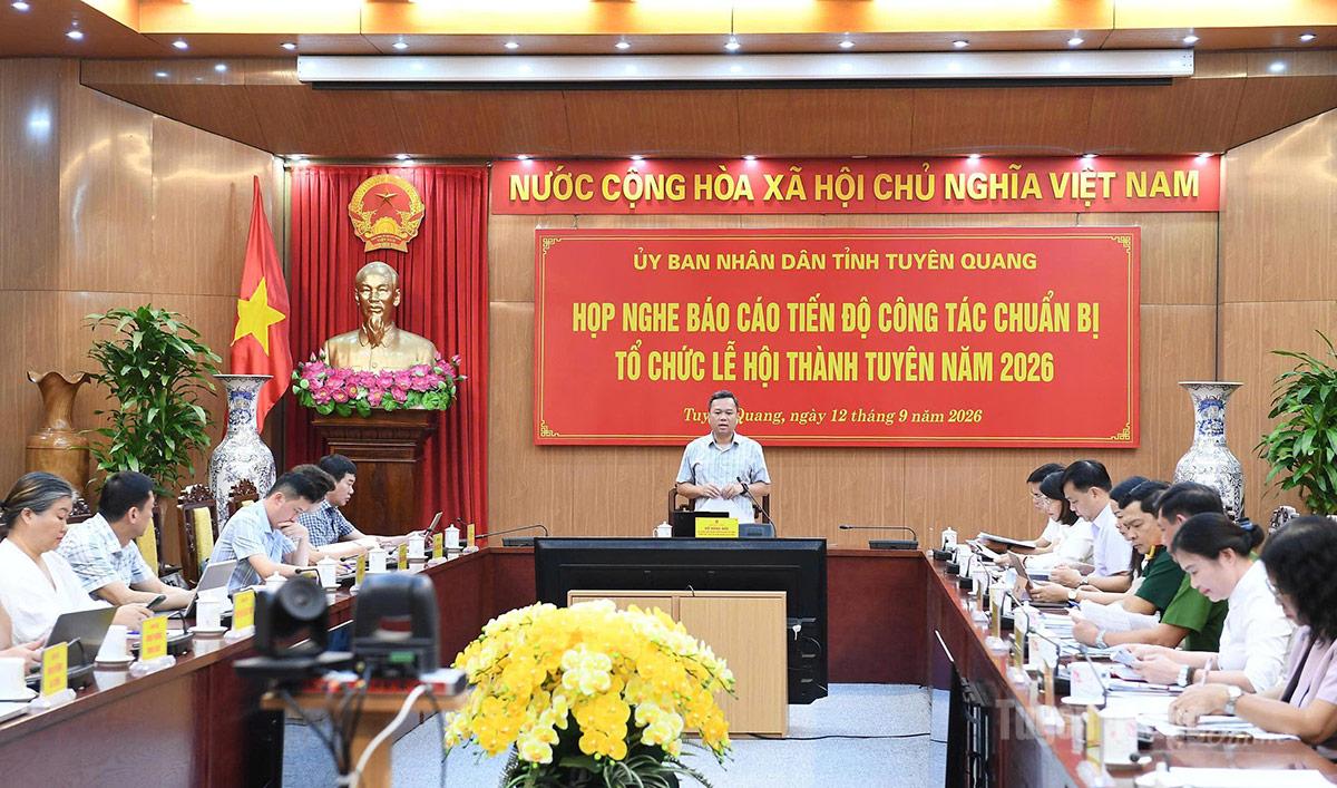 Đồng chí Phó Chủ tịch UBND tỉnh Đỗ Hùng Đức chủ trì cuộc họp.