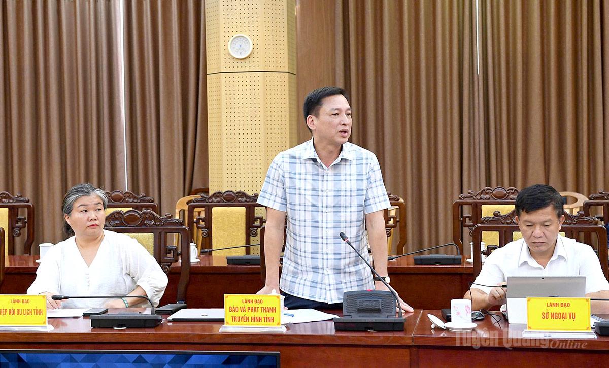 Lãnh đạo Báo và phát thanh, truyền hình Tuyên Quang báo cáo phương án truyền hình trực tiếp Đêm hội Thành Tuyên trên sóng truyền hình và các nền tảng số nhằm lan tỏa sự kiện.