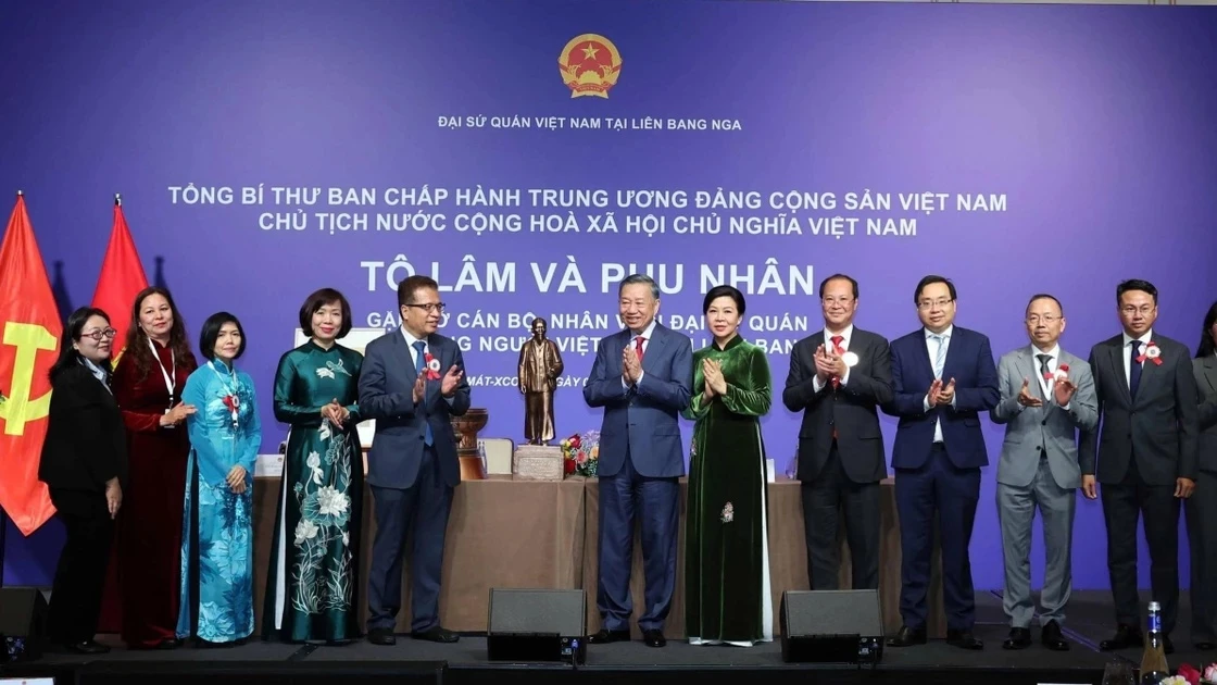Tổng Bí thư, Chủ tịch nước Tô Lâm gặp gỡ cán bộ nhân viên Đại sứ quán và cộng đồng người Việt tại Liên bang Nga