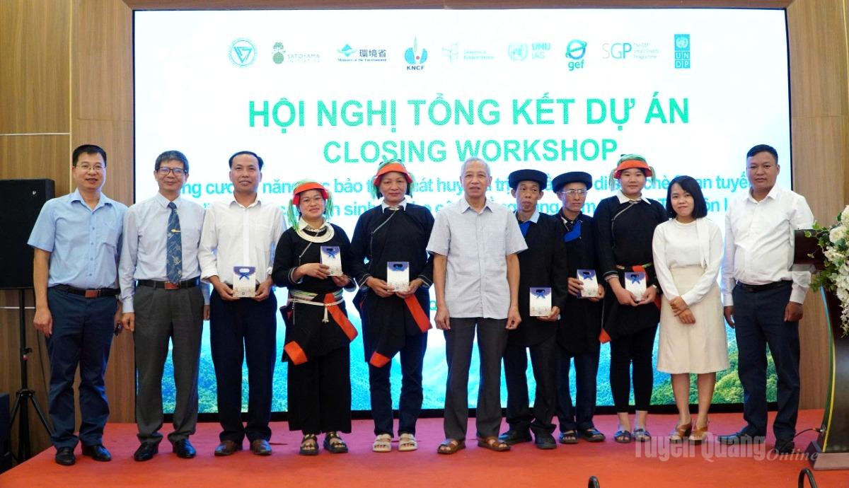 Liên hiệp các Hội Khoa học và Kỹ thuật Tuyên Quang tặng quà cho các hộ tiêu biểu của xã Cao Bồ trong triển khai dự án.