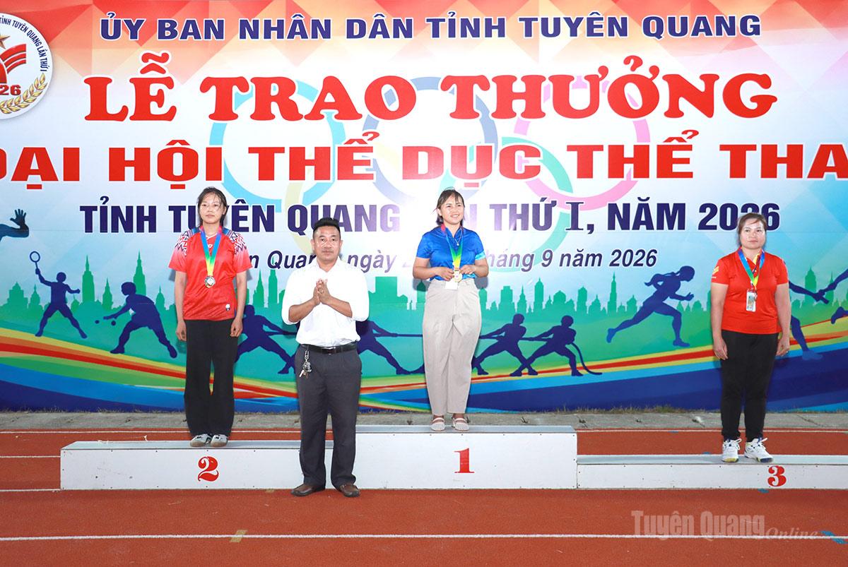 Ban tổ chức trao giải cho các vận động viên đoạt giải ở nội dung tung còn nữ.
