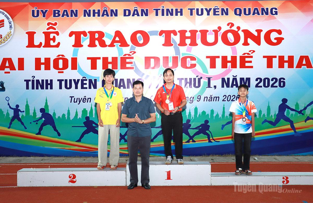 Các vận động viên đoạt giải ở nội dung cờ vua được nhận huy chương từ Ban tổ chức.