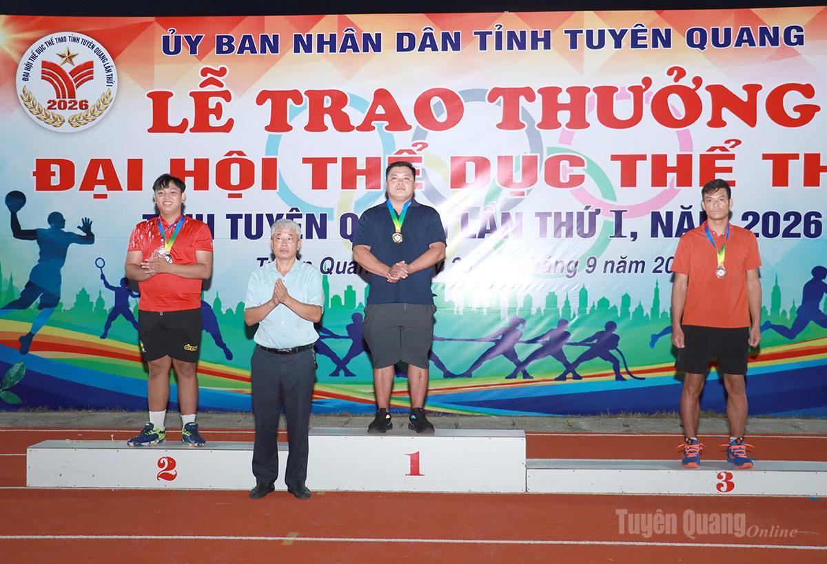 Vận động viên có thành tích cao ở nội dung đẩy tạ được nhận giải thưởng.