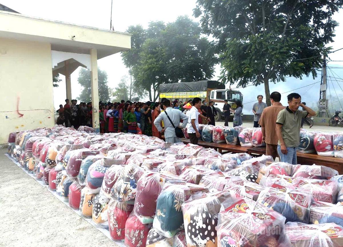 Đoàn thiện nguyện trao 300 chăn ấm các hộ khó khăn của Khâu Vai.