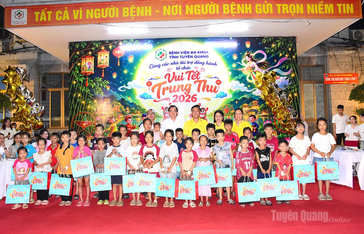Các đơn vị, doanh nghiệp, nhà hảo tâm trao quà cho bệnh nhân nhi đang điều trị tại bệnh viện nhân dịp Tết Trung thu.