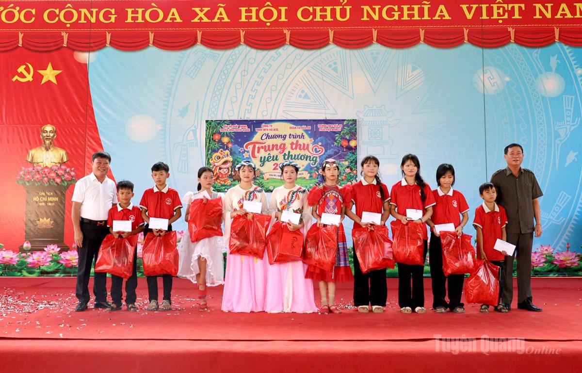 Các đại biểu trao học bổng và quà cho các em học sinh hoàn cảnh khó khăn có thành tích vươn lên trong học tập.