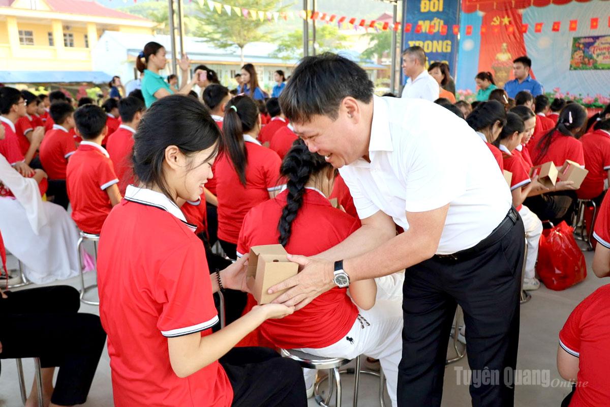 Đồng chí Mai Đức Thông, Giám đốc Báo và phát thanh, truyền hình Tuyên Quang tặng quà cho các em học sinh.
