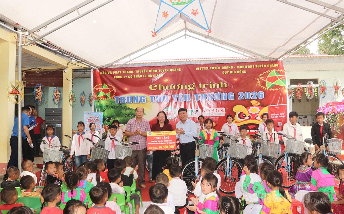 Đồng chí Mai Đức Thông, Ủy viên Ban Chấp hành Đảng bộ tỉnh, Giám đốc Báo và phát thanh, truyền hình Tuyên Quang trao xe đạp cho các em học sinh có hoàn cảnh khó khăn tại điểm trường Há Già, Trường Phổ thông Dân tộc Bán trú Tiểu học xã Thắng Mố.