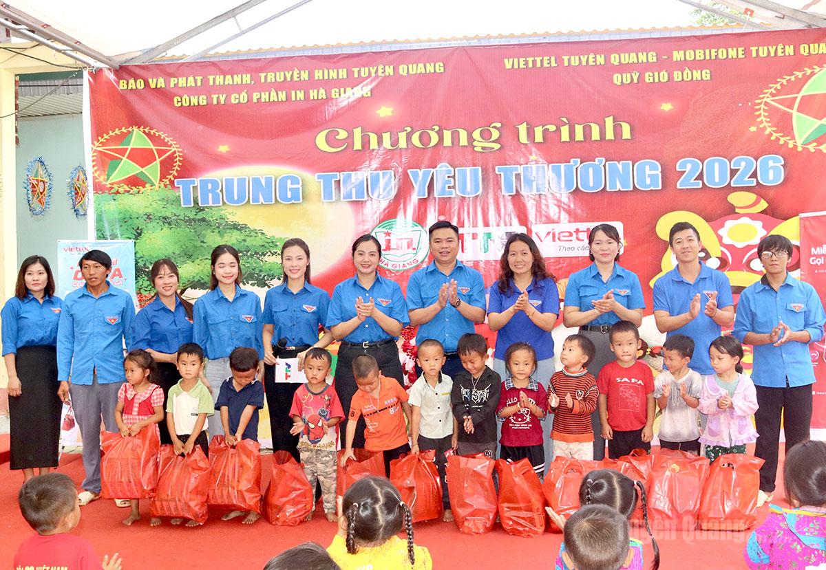 Chi đoàn Báo và phát thanh, truyền hình Tuyên Quang tặng quà cho các em học sinh tại điểm trường Há Già, Trường Phổ thông Dân tộc Bán trú Tiểu học xã Thắng Mố.