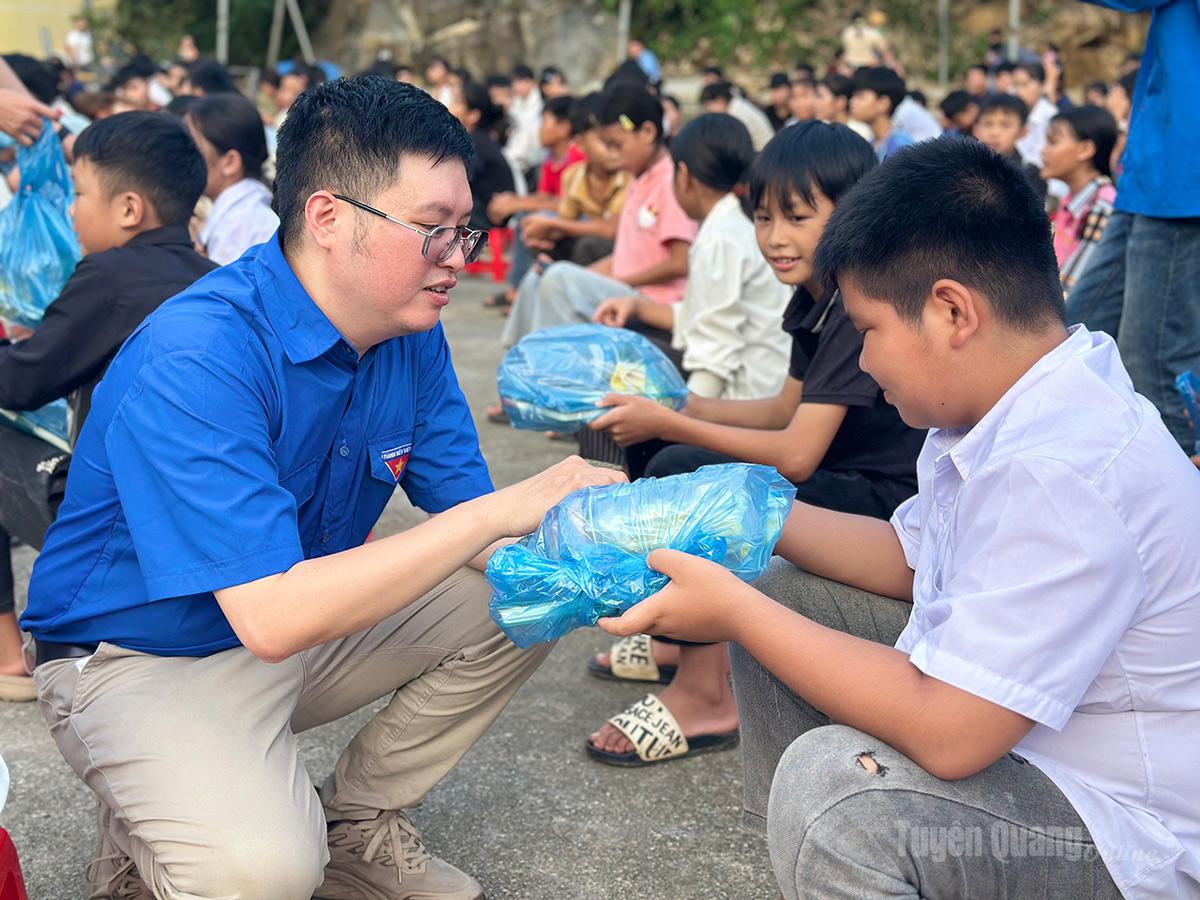 Đại diện Chi đoàn Báo và phát thanh, truyền hình Tuyên Quang trao quà cho các em học sinh.