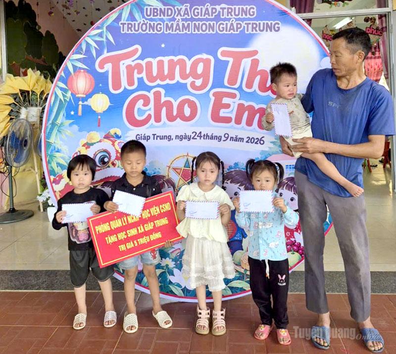 Học sinh xã Giáp Trung nhận quà Trung thu của Phòng Quản lý Nghiên cứu khoa học - Học viện Cảnh sát Nhân dân.