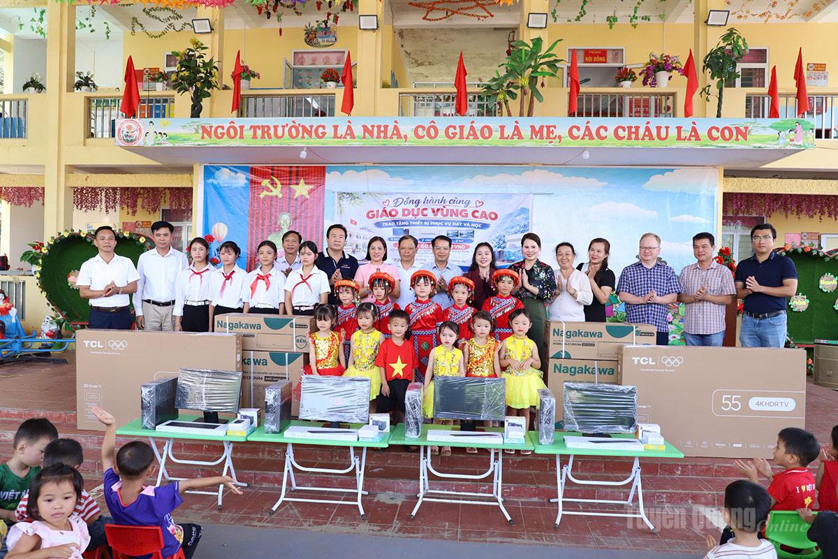 Đại diện nhà hảo tâm trao quà cho các trường trên địa bàn xã Giáp Trung.
