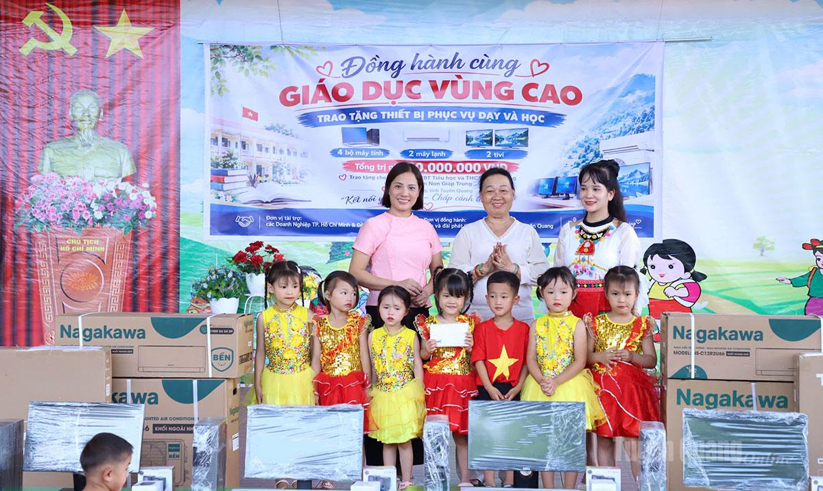Nhà hảo tâm tặng quà cho các em học sinh Trường Mầm non Giáp Trung.