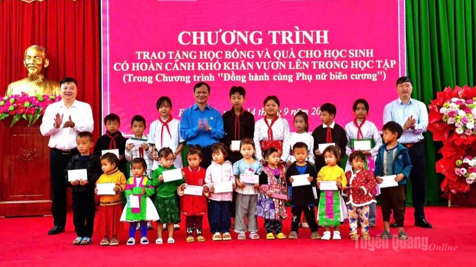 Lãnh đạo LĐLĐ tỉnh và Ngân hàng BIDV chi nhánh Tuyên Quang trao quà cho học sinh.