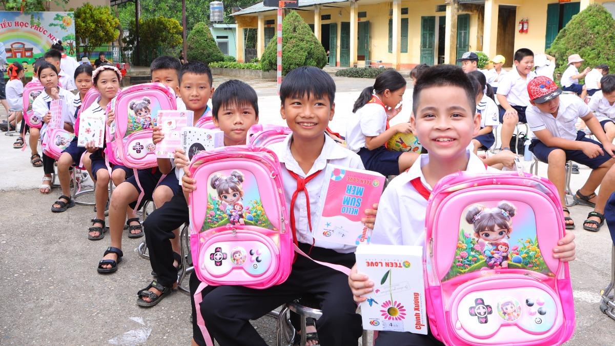 Niềm vui của học sinh Trường TH & THCS Phúc Ninh nhận quà từ Hội Tan máu bẩm sinh Việt Nam.