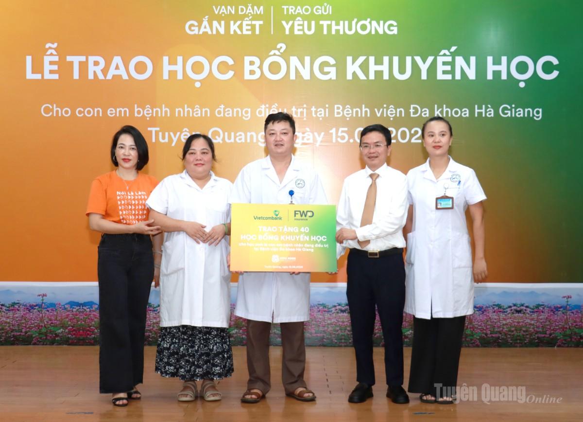 Các đơn vị trao biển tượng trưng 40 suất học bổng cho học sinh có hoàn cảnh khó khăn đang điều trị bệnh tại Bệnh viện Đa khoa Hà Giang.