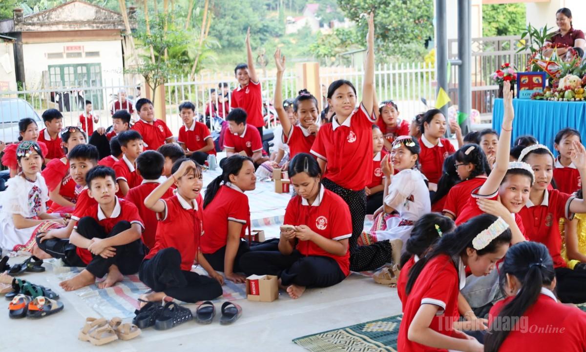 Các em học sinh Phân hiệu Nhân Lý tham gia giao lưu tìm hiểu Tết Trung thu và liên hoan phá cỗ.