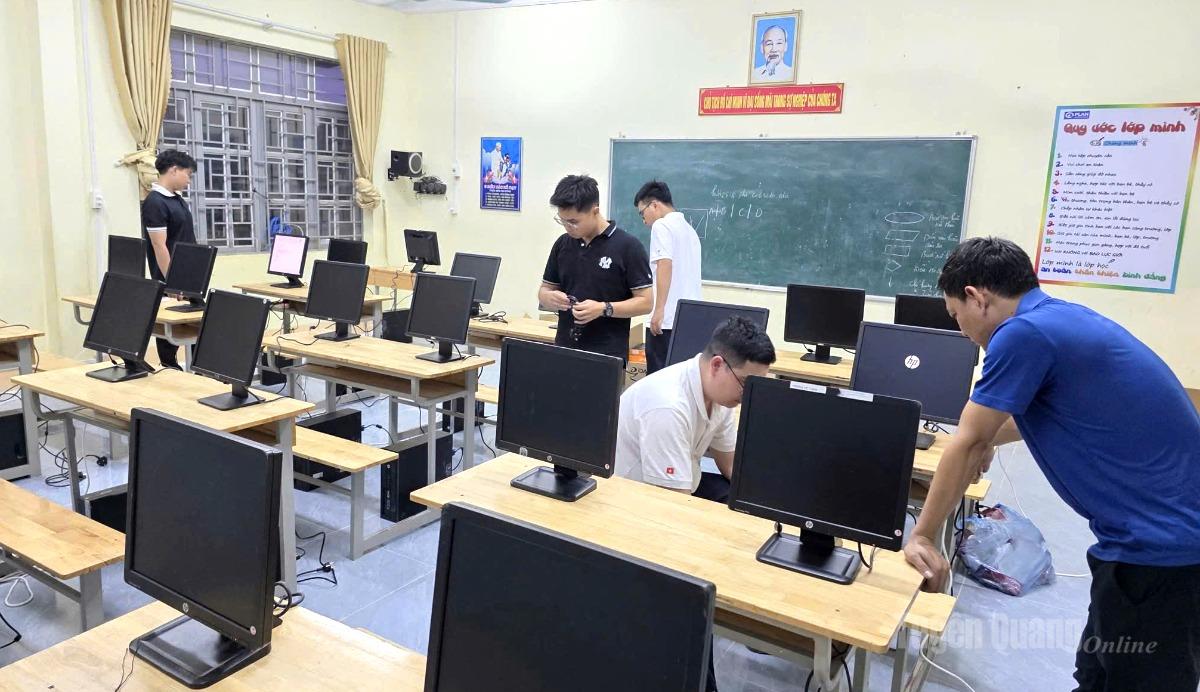 Cán bộ Ngân hàng Vietcombank Chi nhánh Phú Thọ lắp đặt và bàn giao máy tính cho Phòng Tin học của trường THCS Thắng Mố, xã Thắng Mố.