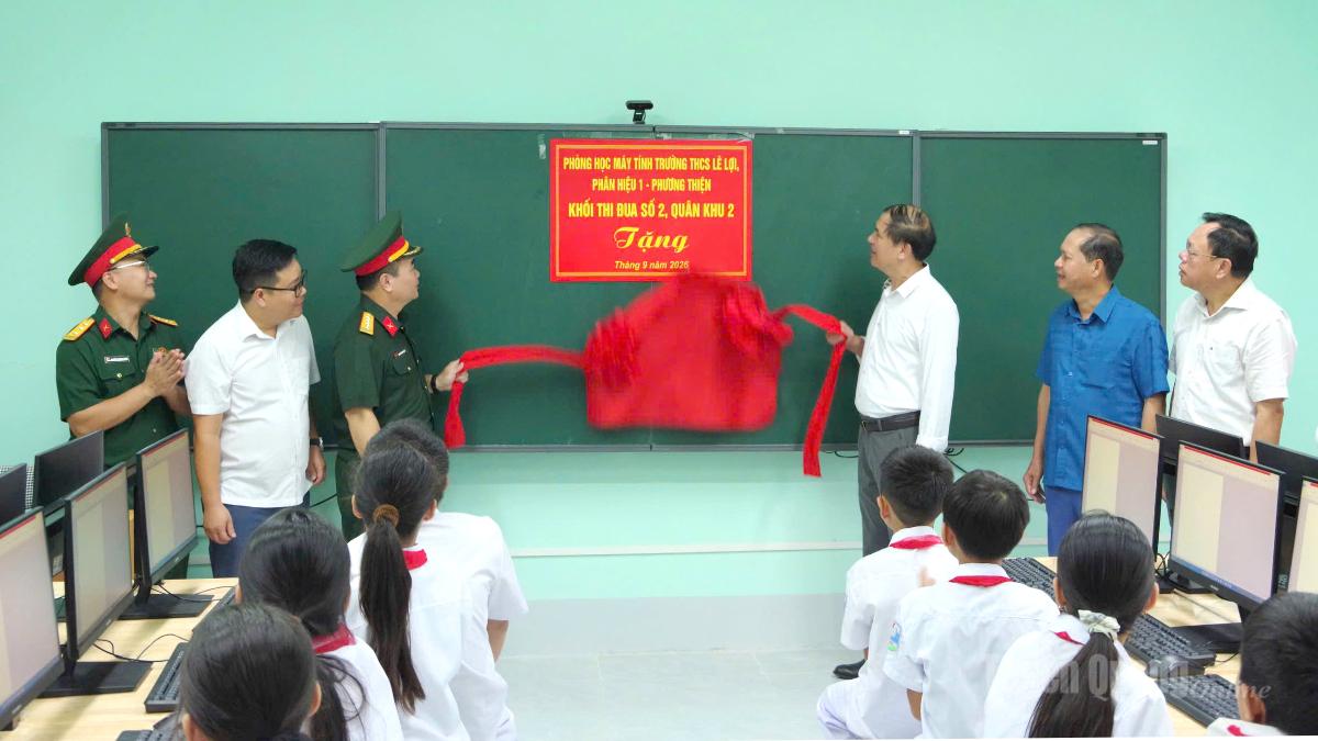Các đại biểu thực hiện nghi thức khánh thành phòng học.