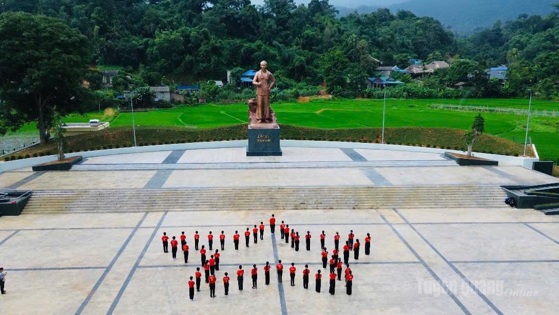 Đoàn xã Tân Trào tổ chức Lễ chào cờ cho đoàn viên, thanh niên, học sinh tại tượng đài Bác Hồ.