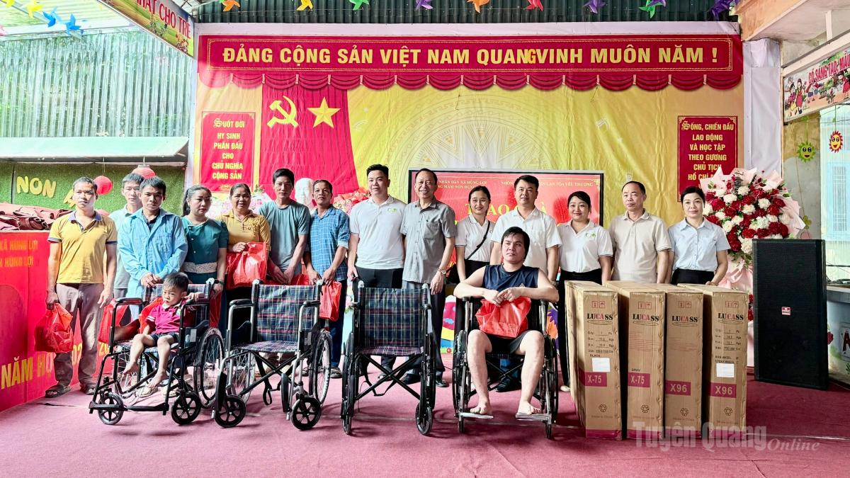 Nhóm thiện nguyện Lan tỏa yêu thương – Hà Nội tặng xe lăn cho người khuyết tật xã Hùng Lợi.