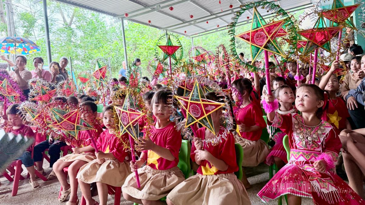 Các em học sinh điểm trường Bản Pài, trường Mầm non Hùng Lợi tham dự chương trình  “ Cùng em tới trường, vững bước tương lai”.