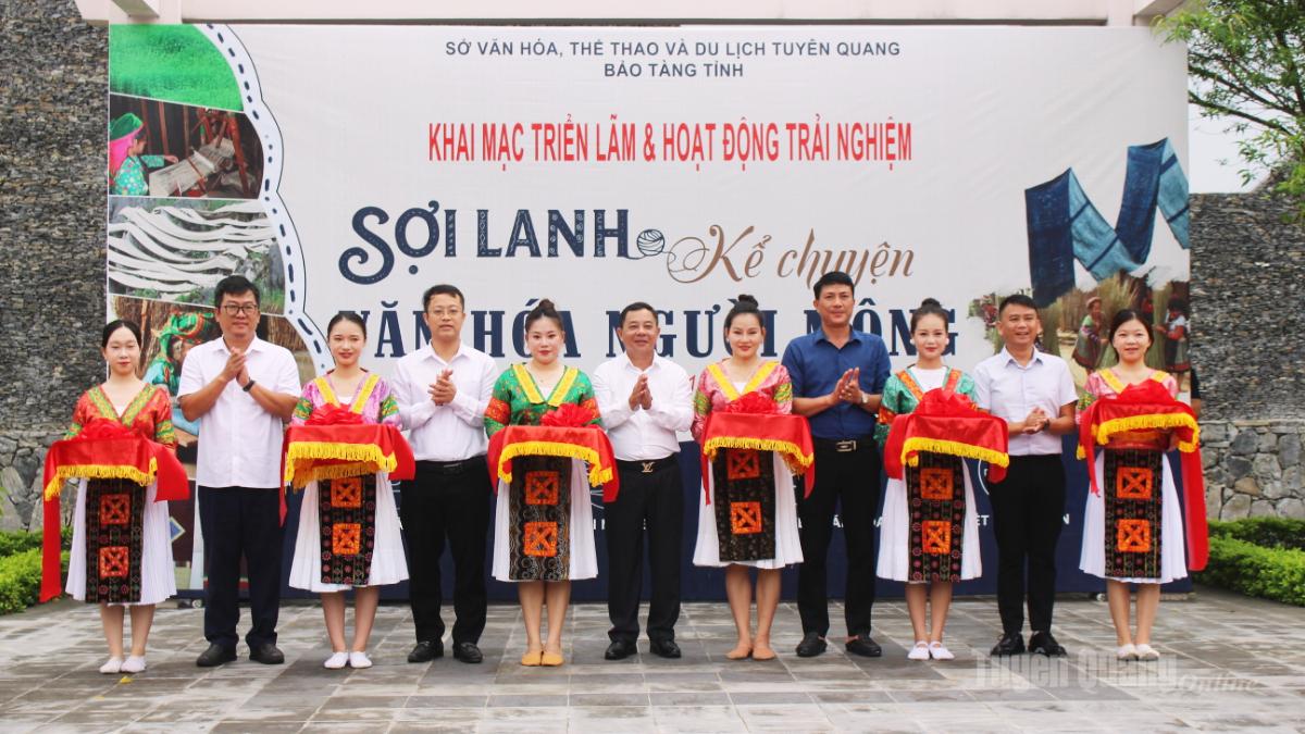 Các đại biểu cắt băng khai mạc triển lãm và hoạt động trải nghiệm “Sợi lanh kể chuyện văn hóa người Mông”.