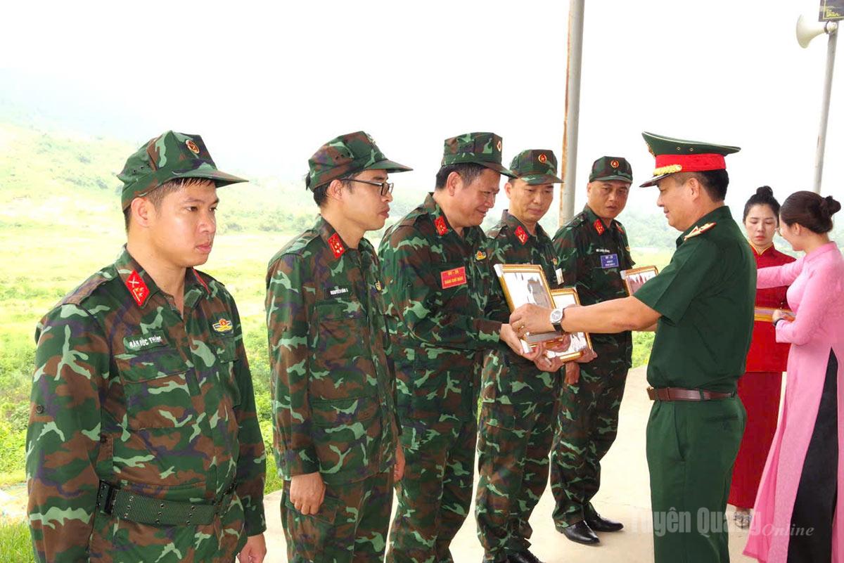 Thiếu tướng Nguyễn Đình Cương, Chỉ huy trưởng Bộ CHQS tỉnh tặng Giấy khen cho các tập thể có thành tích xuất sắc trong diễn tập.