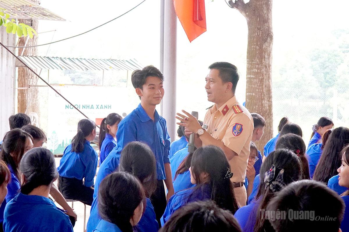 Các em học sinh được tuyên truyền, phổ biến các luật về an toàn giao thông.