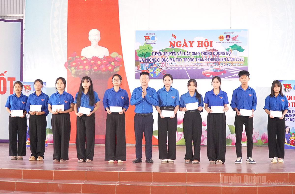 Tỉnh đoàn trao học bổng cho các em học sinh có hoàn cảnh khó khăn của trường THPT Trung Sơn.