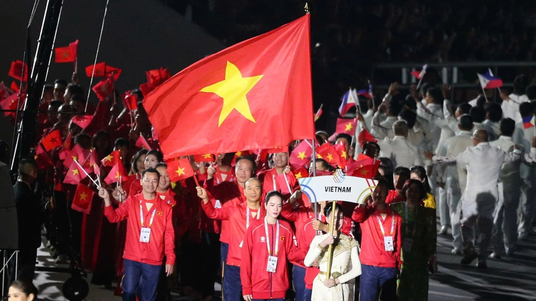 Trung vệ U23 Việt Nam và Lê Thanh Thúy cầm cờ cho đoàn TTVN ở Asiad - Báo Tuyên Quang điện tử
