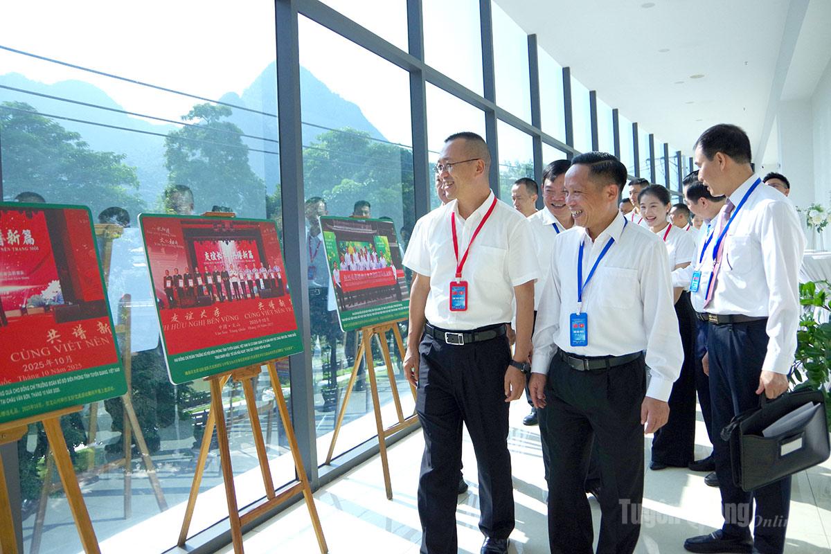 Ảnh 1: Hai đoàn đại biểu xem triển lãm ảnh về các hoạt động hợp tác tiêu biểu.