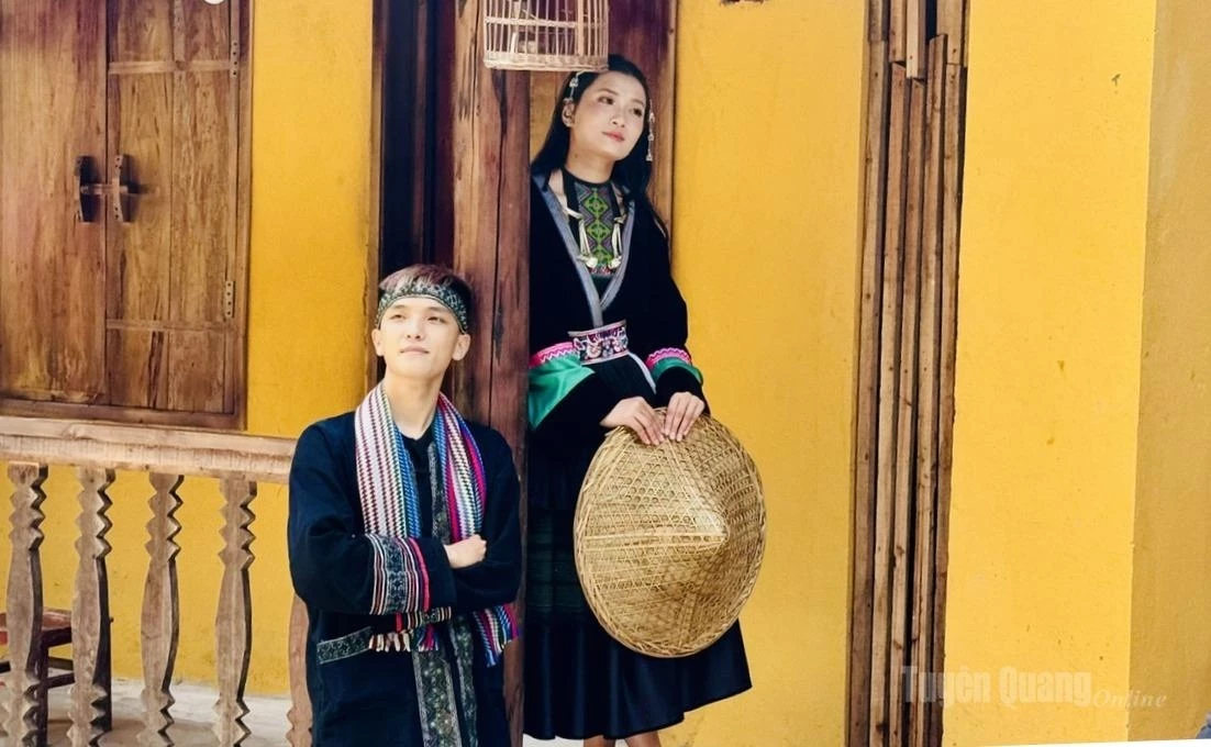 A gentle, intimate moment shared by two young visitors in Lo Lo Chai Village, named among the “World’s Best Tourism Villages.”
