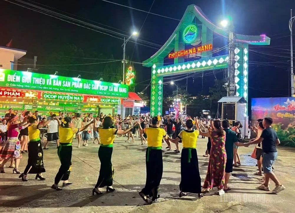 Na Hang Night Market attracts large numbers of tourists during the holiday.