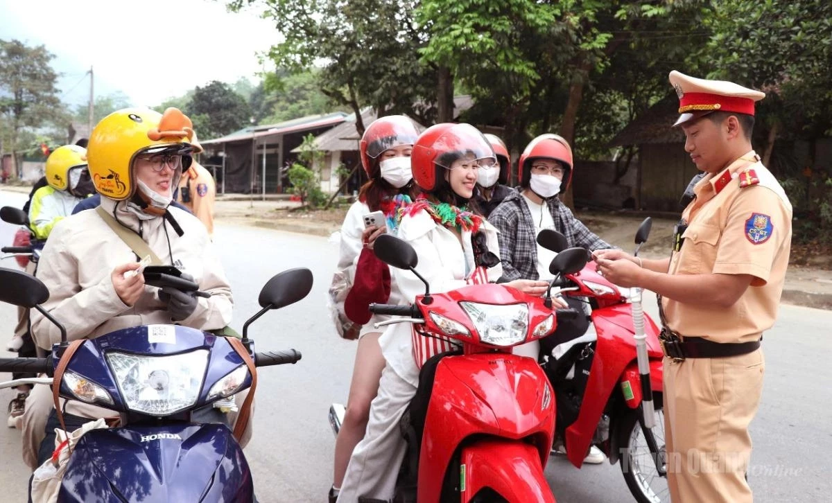 Traffic police officers of the Tuyen Quang Provincial Police inspect and regulate traffic on National Highway 4C, helping ensure safety for tourists on their journey to explore the UNESCO Global Geopark of Dong Van Karst Plateau.
