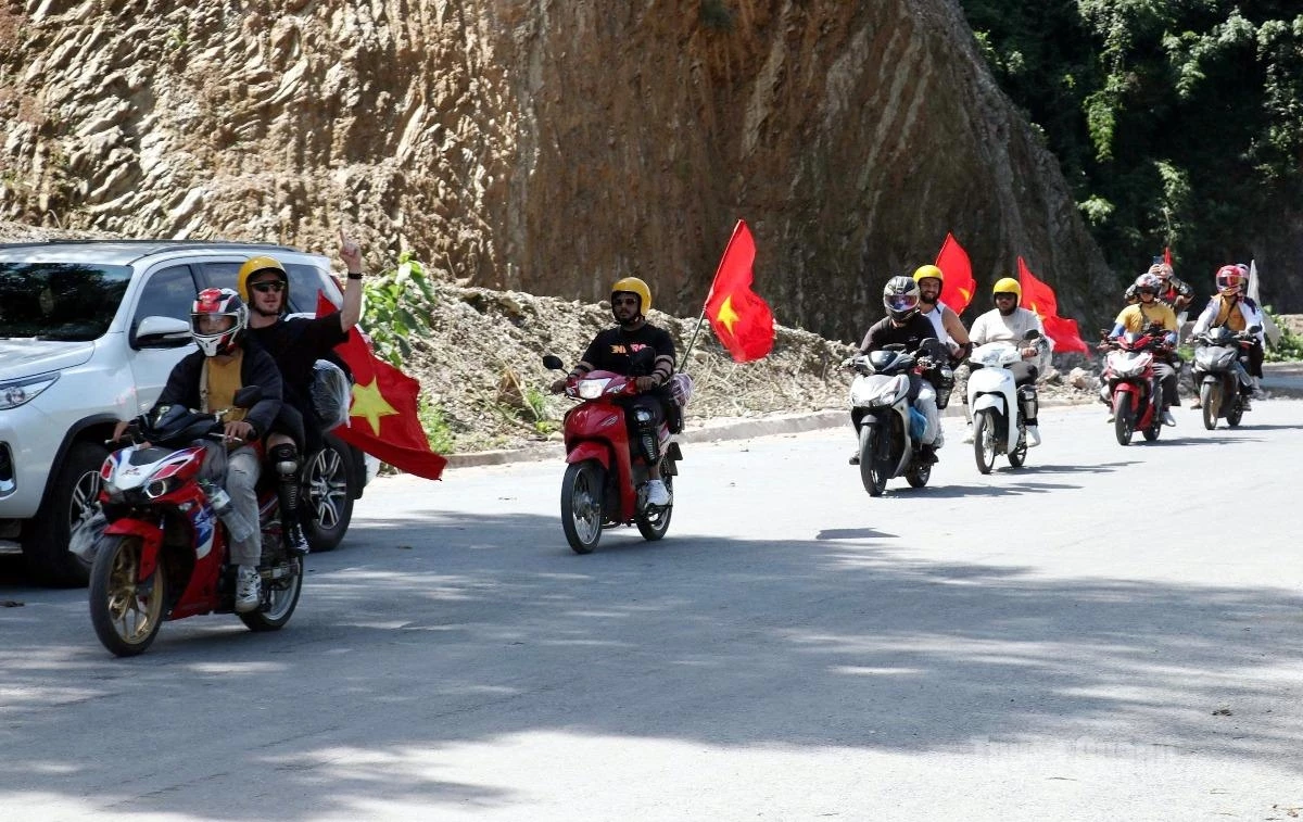 Vietnam’s red flags with the yellow star flutter along the roads, accompanying visitors as they explore the beauty of Tuyen Quang.